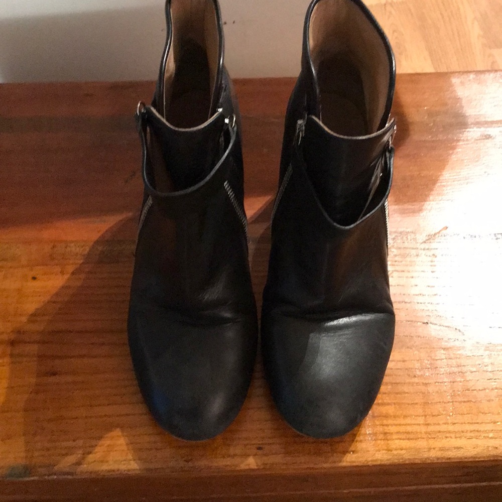 Chloe black ankle boots with workable zipper